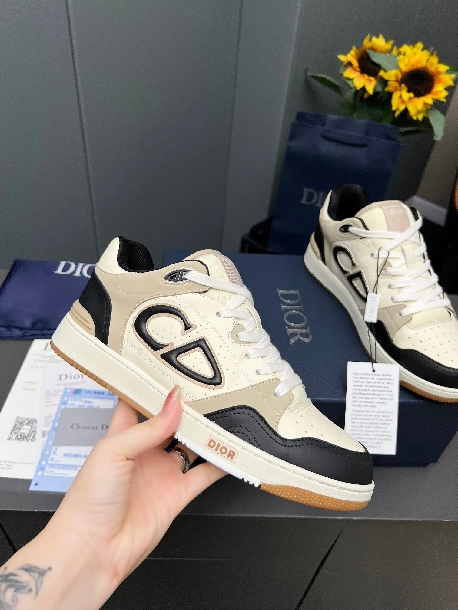 Men's Men's Shoes 💰600 Dior DiorB57 top version of low-top sneakers! ! ! Navy blue with beige smooth first-layer cowhide, fully oiled edges, T men's shoes 💰U outsole.  The 2024 autumn men's wear series has made a wonderful debut, a new classic item launched by Dior. Crafted from smooth first-grain cow leather in navy blue and beige, it's accented by a large leather heat-stamped CD logo on the sides. The distinctive laces of the same color match the color of the shoe body, and the opening and closing are decorated with various classic details on the tongue, sole and back side to enhance the style. The eyelet details, upper stitching and heel strip panels of the same color highlight the dynamic charm of its sports style. Exclusive two-color molded T men's shoes 💰U outsole is light, comfortable, non-slip and wear-resistant, the mesh lining and feet are customized with original colors, soft and breathable. Exquisite production technology highlights the grade, and can be matched with all kinds of clothing to create a refined look.